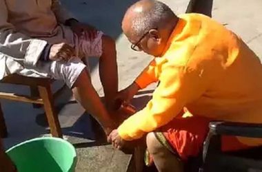 Uttar Pradesh: CMO suspended after washing feet of sanitary worker