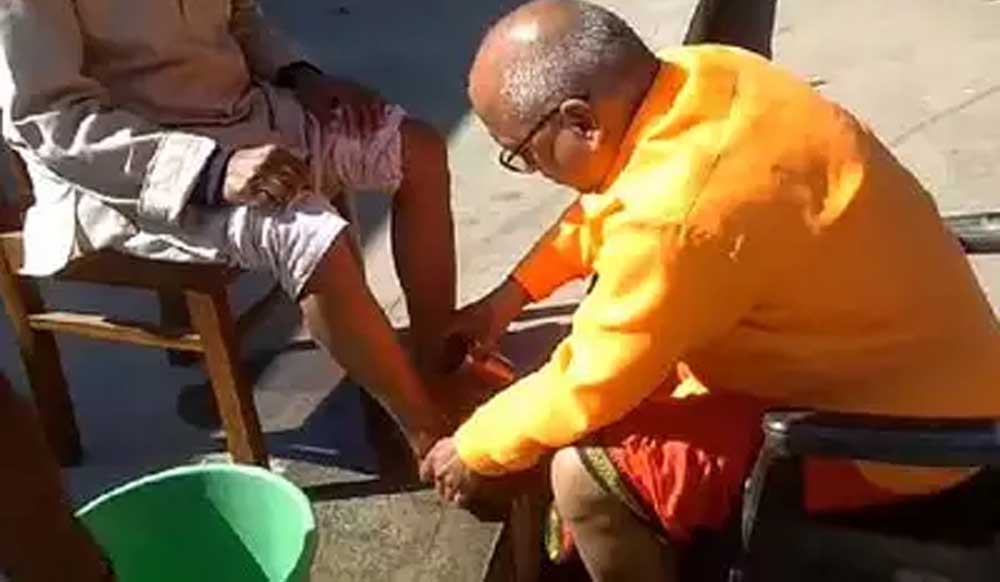 Uttar Pradesh: CMO suspended after washing feet of sanitary worker