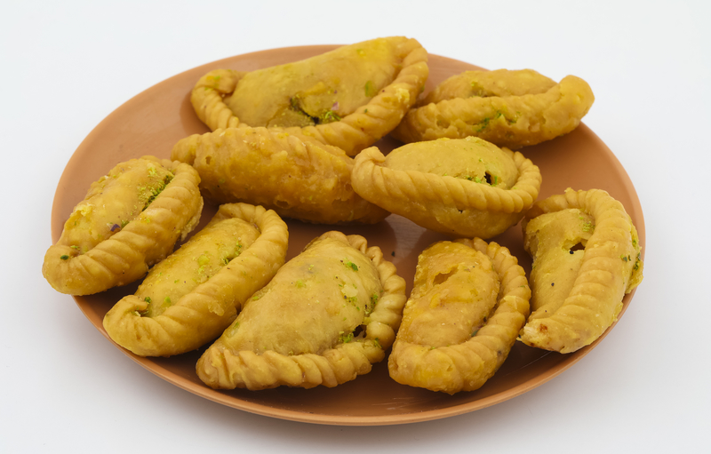 When we talk about sweets, the most popular one is Gujia and without it Holi is incomplete. Some of the other traditional food includes Malpuas, Gajar Kanji, Dahi Bhalla etc.