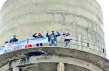 Five teachers climb atop water tank; protest for jobs in Patiala
