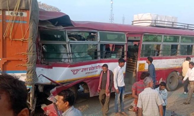 Uttar Pradesh: 8 killed as bus rams truck on Yamuna Expressway