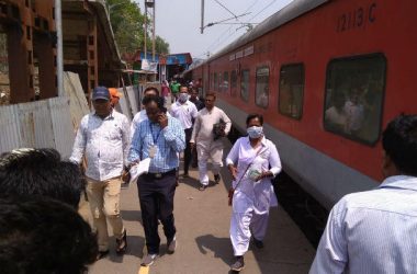 Ranchi: Passengers suffer food poisoning on Bhubaneswar Rajdhani Express, runs for help at Muri station