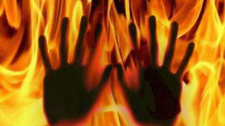 Tamil Nadu: Girl set ablaze for refusing to open shop, 2 AIADMK men held