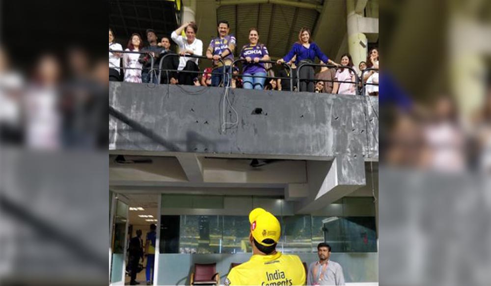 When Shah Rukh Khan waved to M S Dhoni at the IPL Match