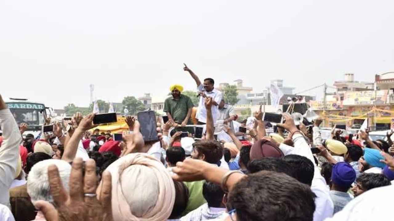 Arvind Kejriwal shown black flags during his Punjab campaign