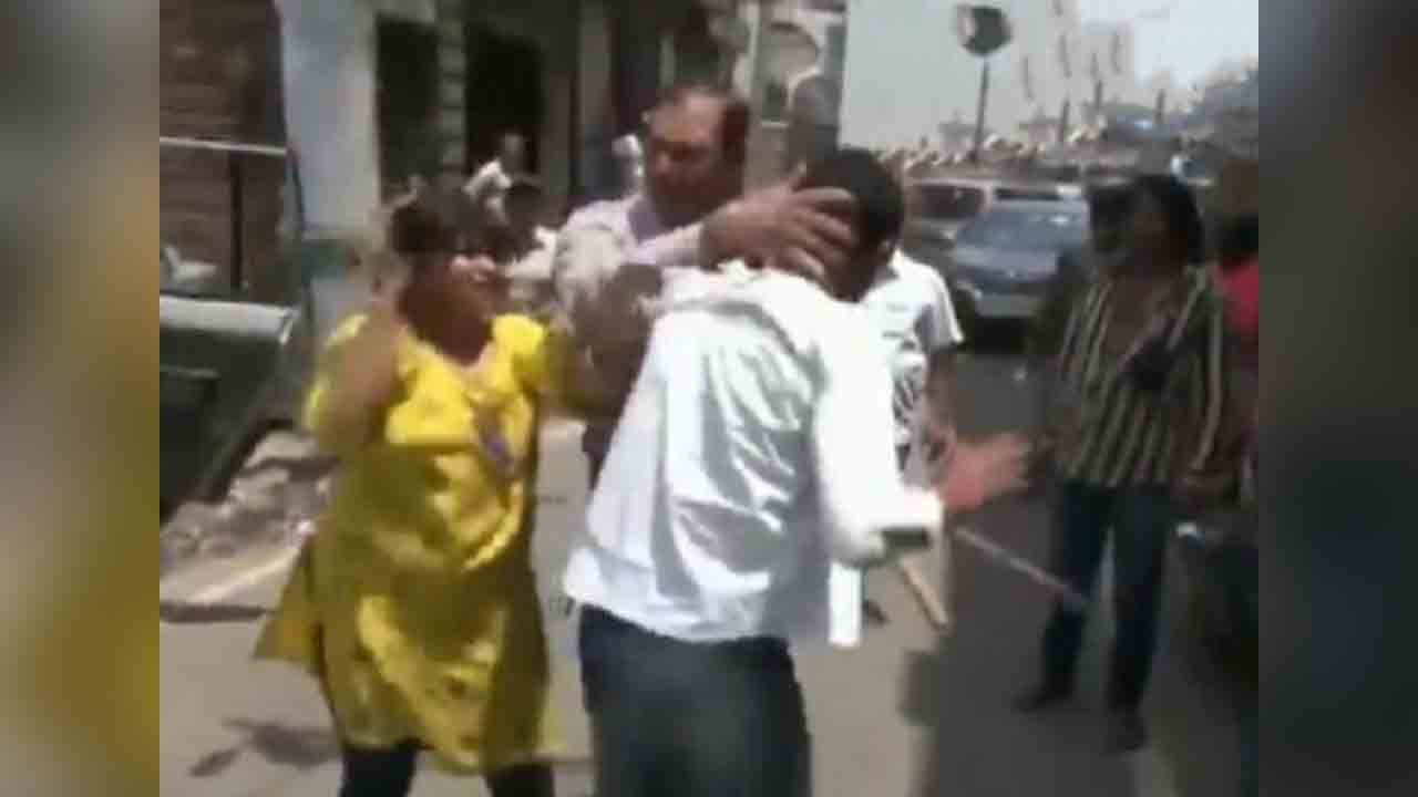 Watch: Man posing as Anti-Corruption Bureau officer beaten by woman for demanding bribe