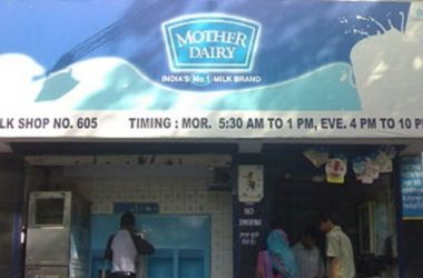 Mother Dairy promotes plastic free India, cuts token-milk price by Rs 4/L