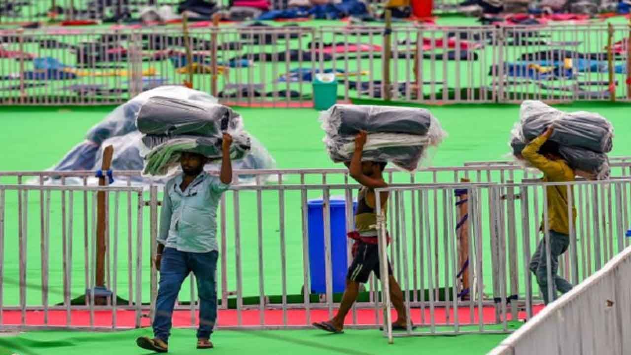 Rohtak: Chaos at International Yoga Day event after people steal away yoga mats
