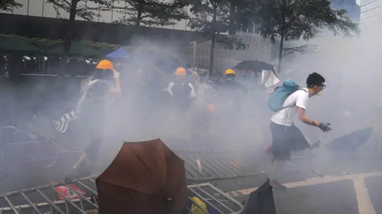 Hong Kong protest: demonstrators and police face-off over extradition bill