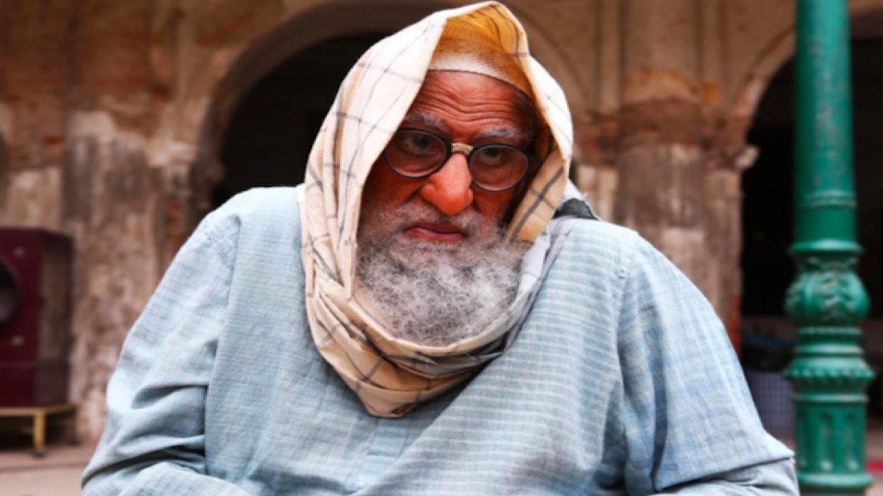 Amitabh Bachchan aces old man avatar in 'Gulabo Sitabo' first look