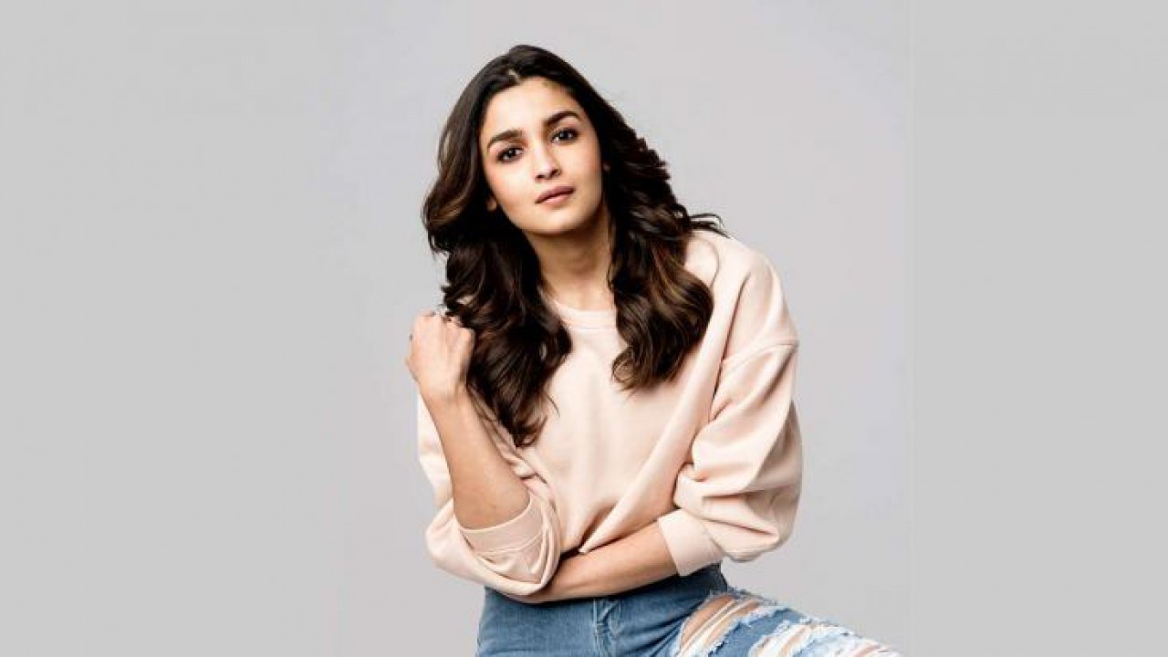 Alia Bhatt smiles it out as she recovers from COVID-19, see picture