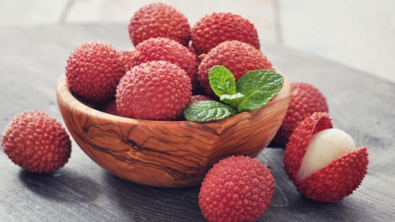 Here are 6 health benefits of eating Litchis this season