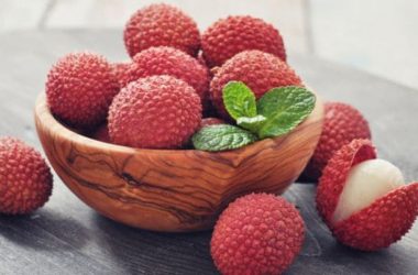Here are 6 health benefits of eating Litchis this season