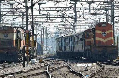 Mumbai: To get rid away with child, man pushes pregnant wife off moving train