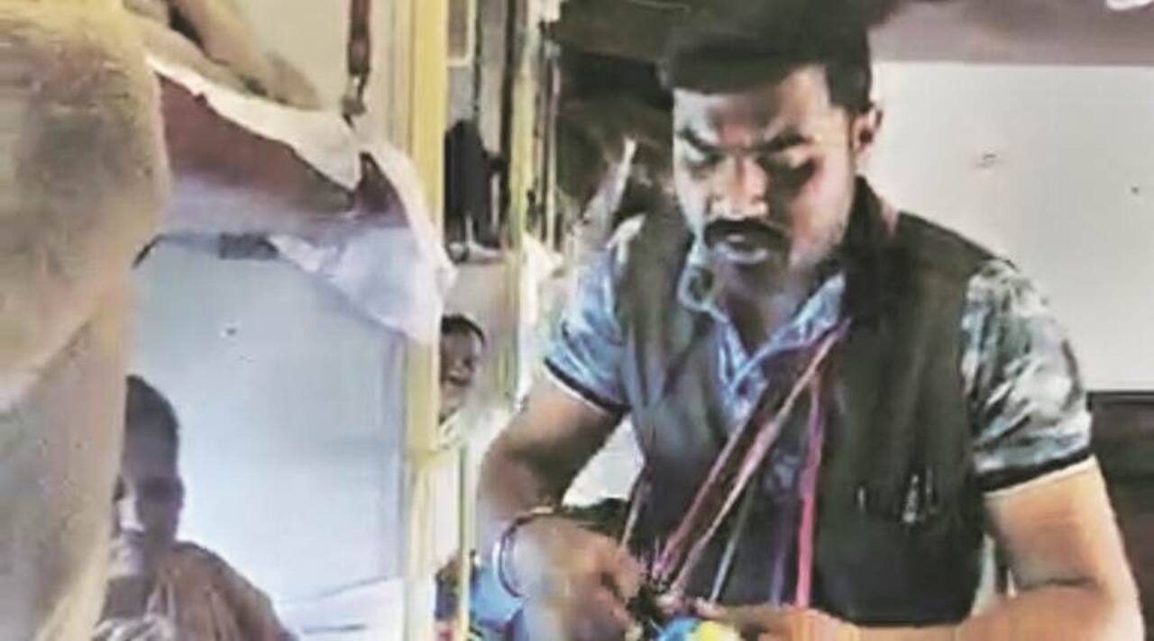 Gujarat: Train hawker arrested for mocking top politicians, video goes viral!
