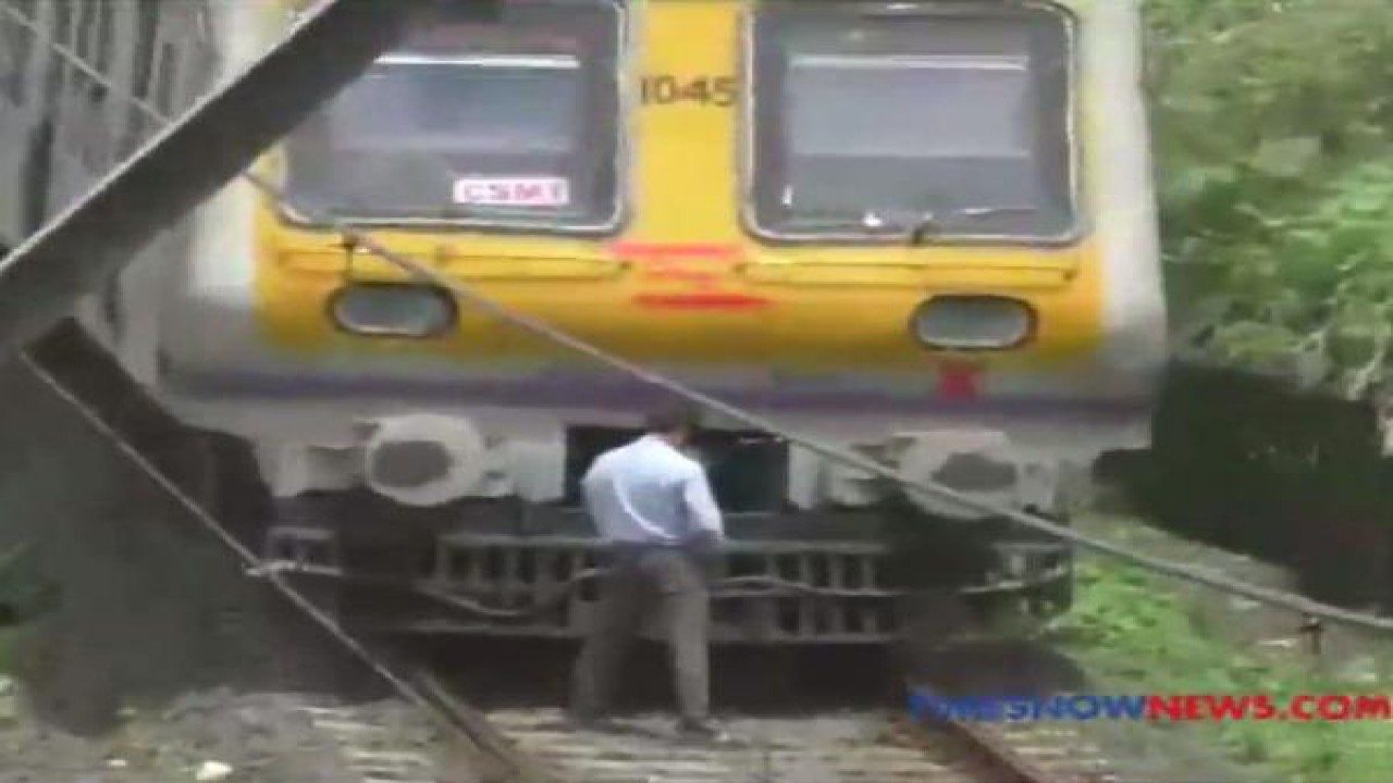 Mumbai: Motorman stops local train to attend nature’s call on tracks