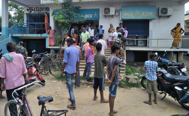 Rs 23 lakh looted from bank in Jharkhand's Chatra