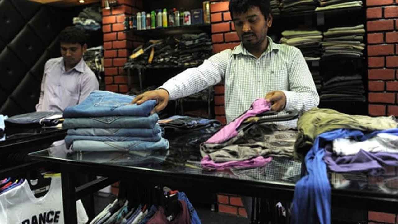 Noida: Man wanders in shop for half-an-hour but buys nothing; gets thrashed by irked salesman
