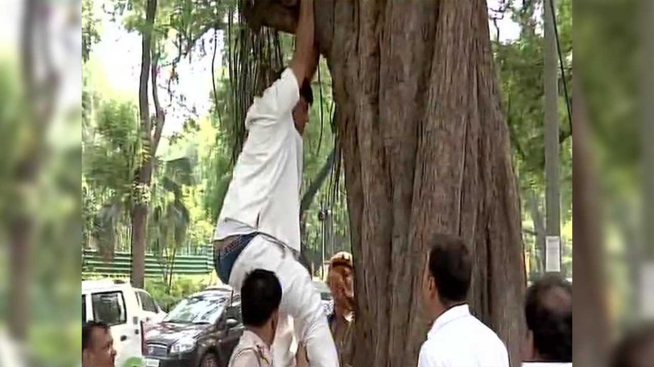 Delhi: Upset over Rahul Gandhi's resignation, Congress worker tries to kill self outside party office