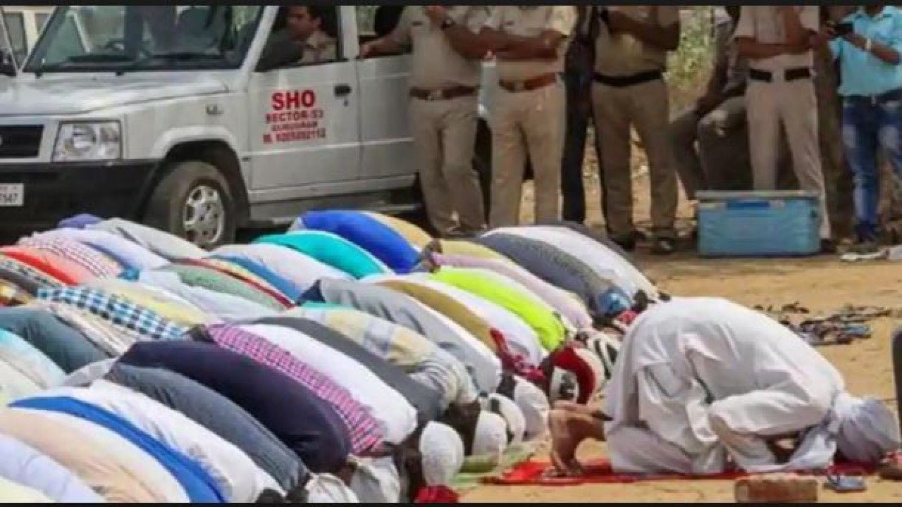 UP: 'Hanuman Chalisa' recited on road to oppose 'namaaz' on streets
