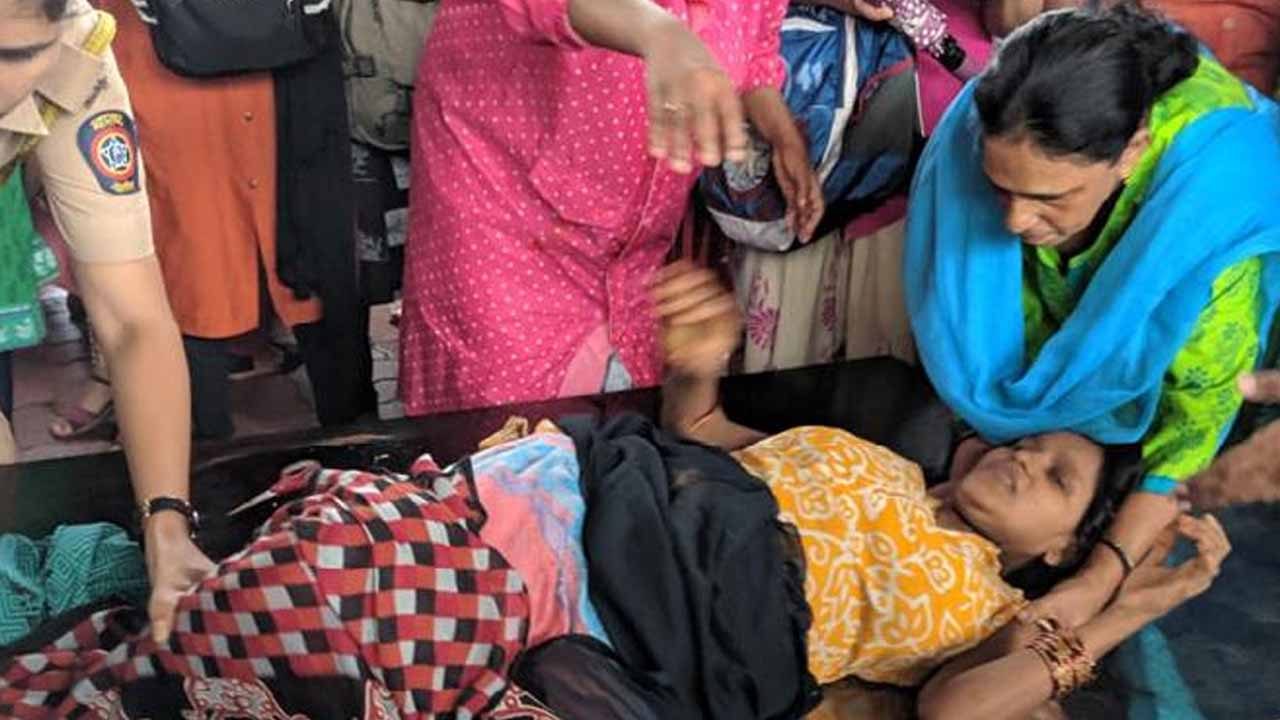 Mumbai: Woman delivers baby boy at railway station