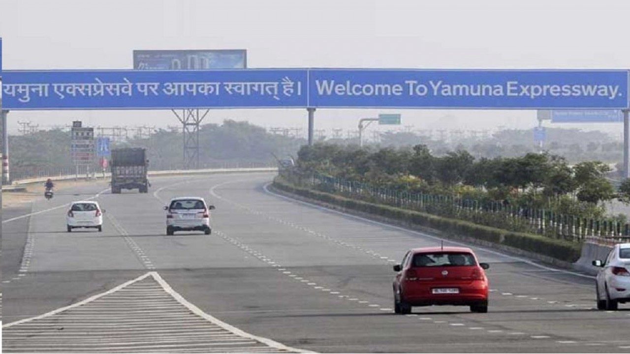Crash barriers, safety audit can make Yamuna Expressway accident-proof: Experts