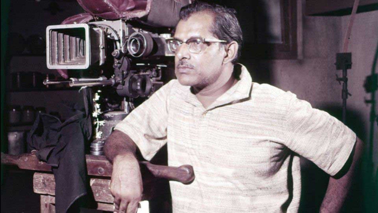 Remembering legendary filmmaker Hrishikesh Mukherjee on death anniversary