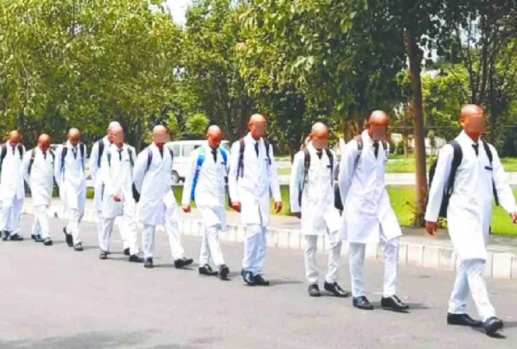 UP: 150 first year medical students allegedly forced to shave heads, salute seniors