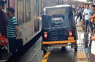 Mumbai: Man arrested for driving autorickshaw on Virar Railway Station platform to help woman in labor
