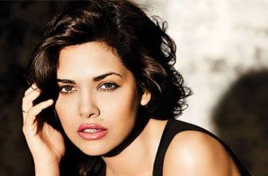 Netizens mercilessly troll Esha Gupta for sharing Republic Day wish on Independence Day