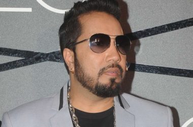Mika Singh slams his favourite airlines for unresponsive attitude, says "team is sleeping"
