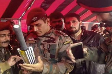 Image of Dhoni signing bat in south Kashmir goes viral