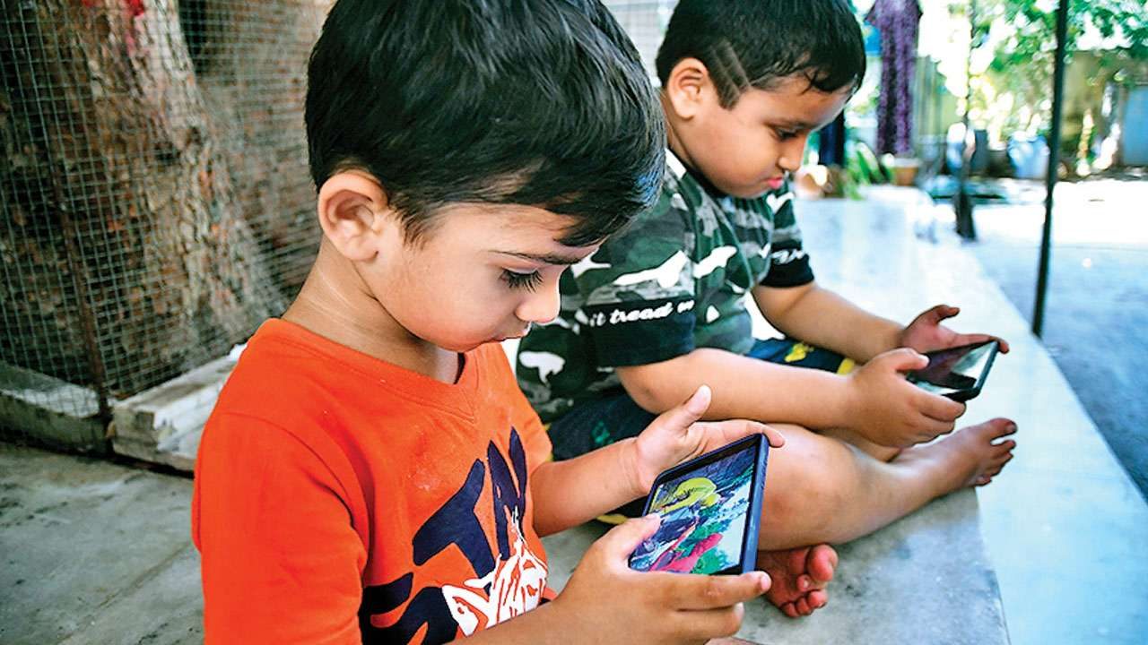 UP: Mother complaints of son bed-wetting; takes 3-year-old to counselor for mobile addiction