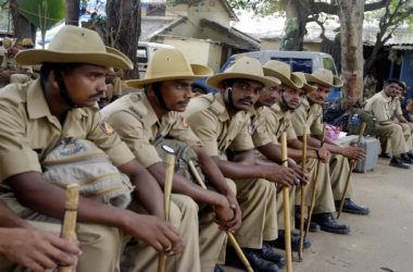 COVID-19 lockdown: After crowd break social distancing for free milk, Bengaluru police resort to mild lathicharge