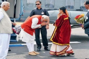 Fact Check: PM Modi bowing down to Gautam Adani’s wife in the viral photo is False