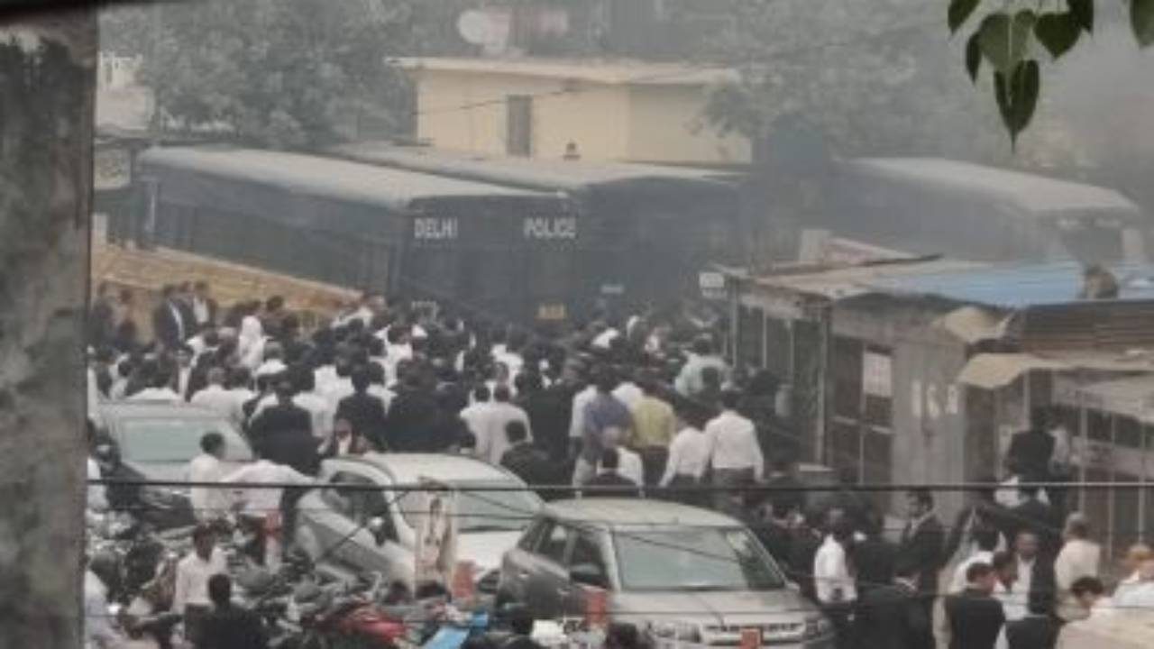 Cop opens fire at lawyers after scuffle breaks out between them at Tis Hazari Court