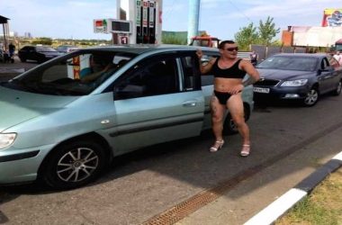 Russian petrol pump's bikini offer has Twitter in splits