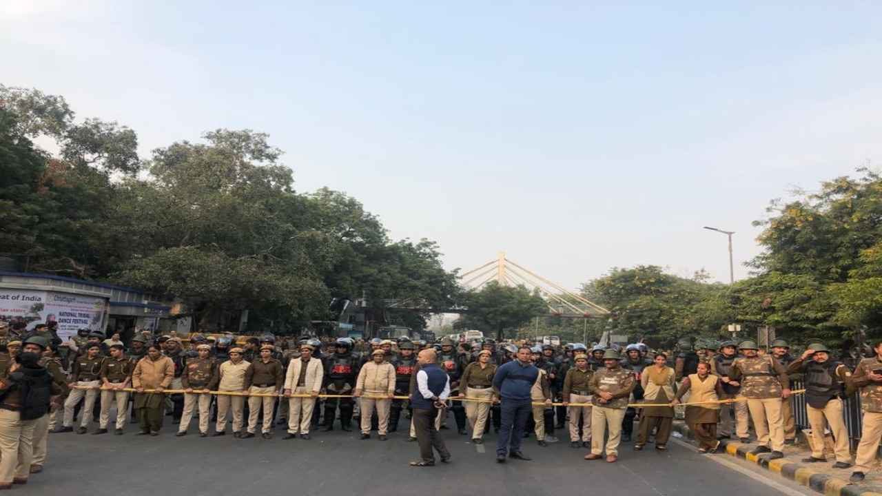 JNU Fee Hike: Barricades set up at Sarojini Nagar to stop students from protesting