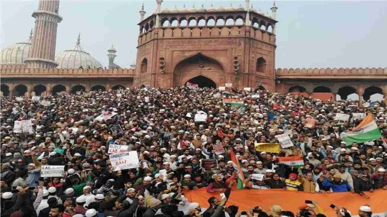 'Born here, will die here' chant protesters at Jama Masjid