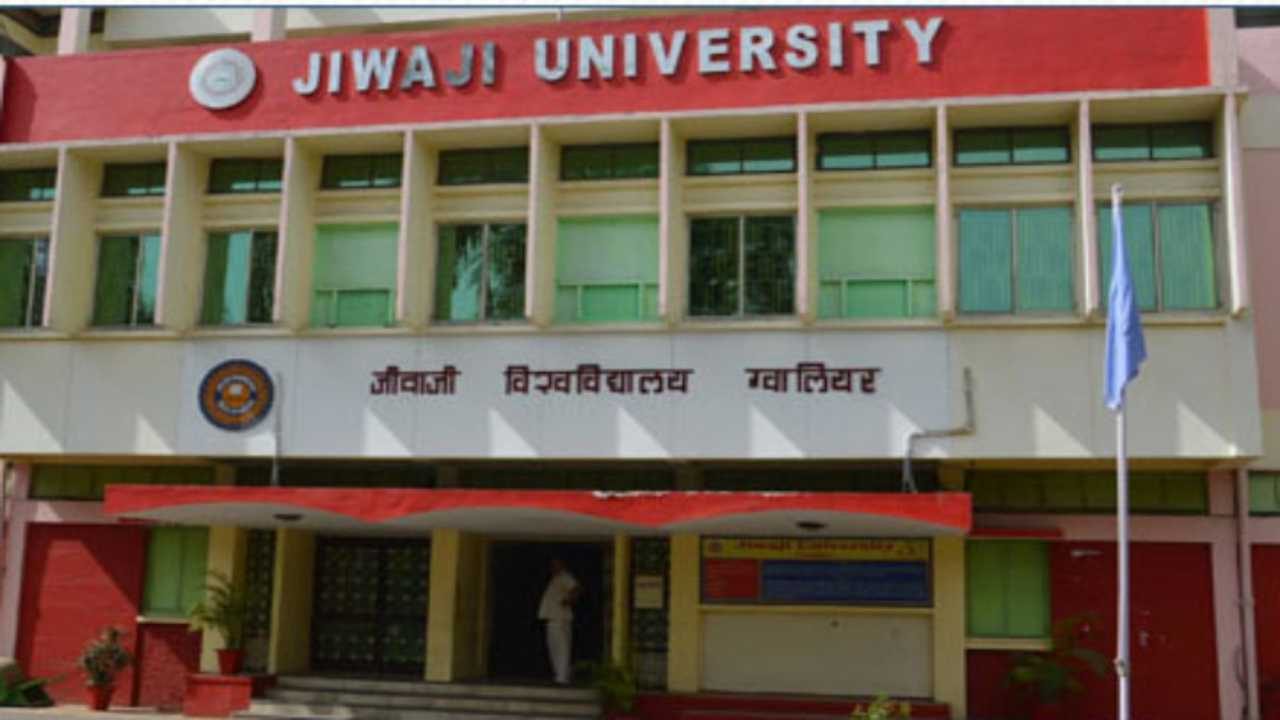 Madhya Pradesh: Jiwaji University Post-graduate students protested against an exam question on ‘revolutionary terrorists’