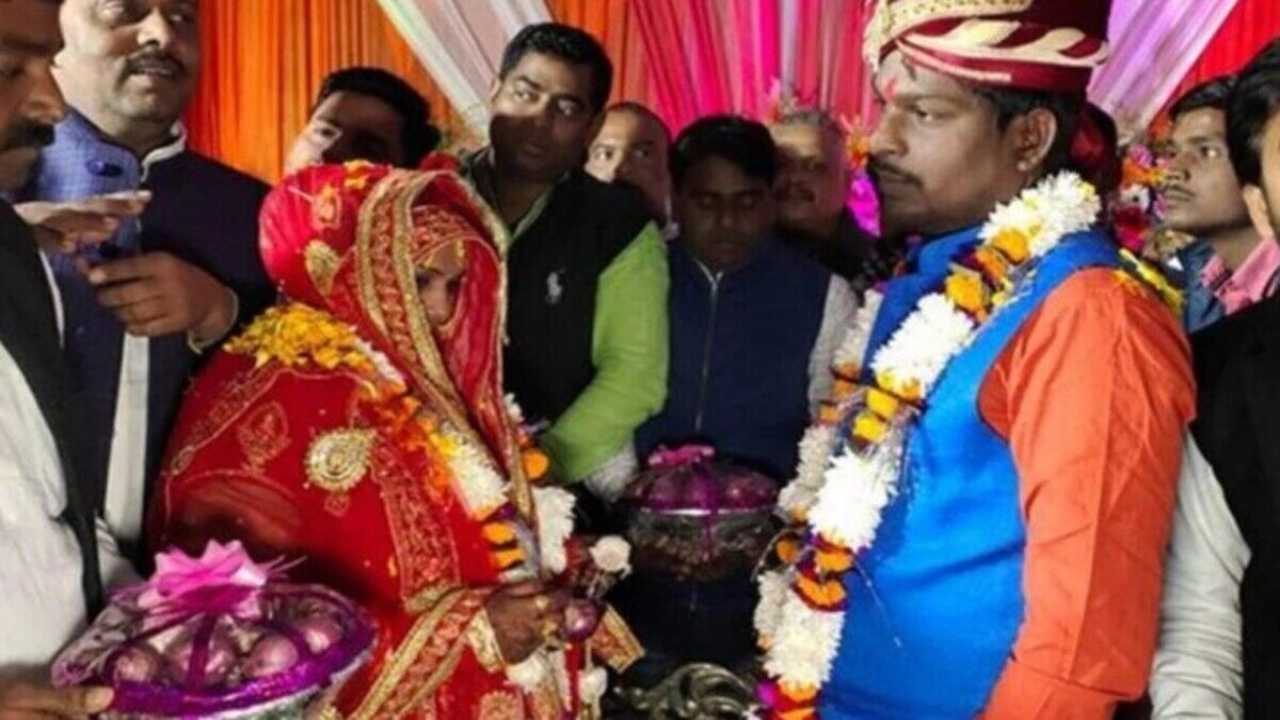 UP: Amid price hike, Bride & groom exchange garlands of onion and garlic