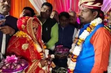 UP: Amid price hike, Bride & groom exchange garlands of onion and garlic