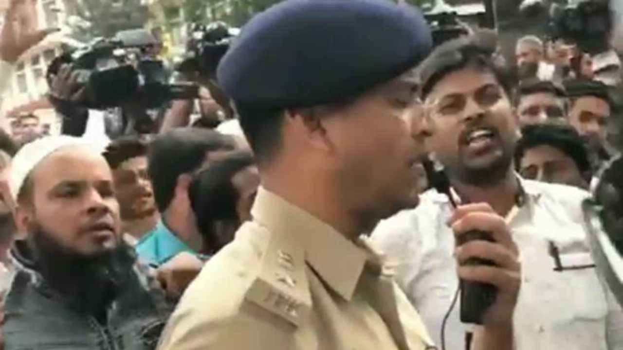 Watch: Bengaluru DGP joins protesters in singing Jana Gana Mana to pacify citizenship act