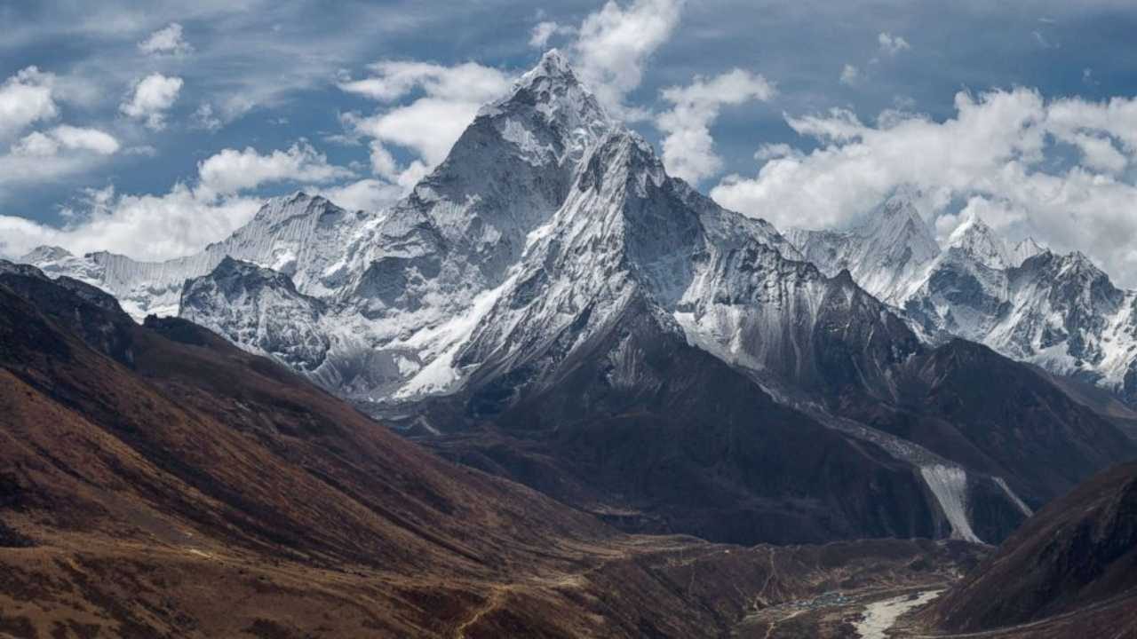 Melting ice due to global warming results in expansion of plants 20,000 feet up Mount Everest