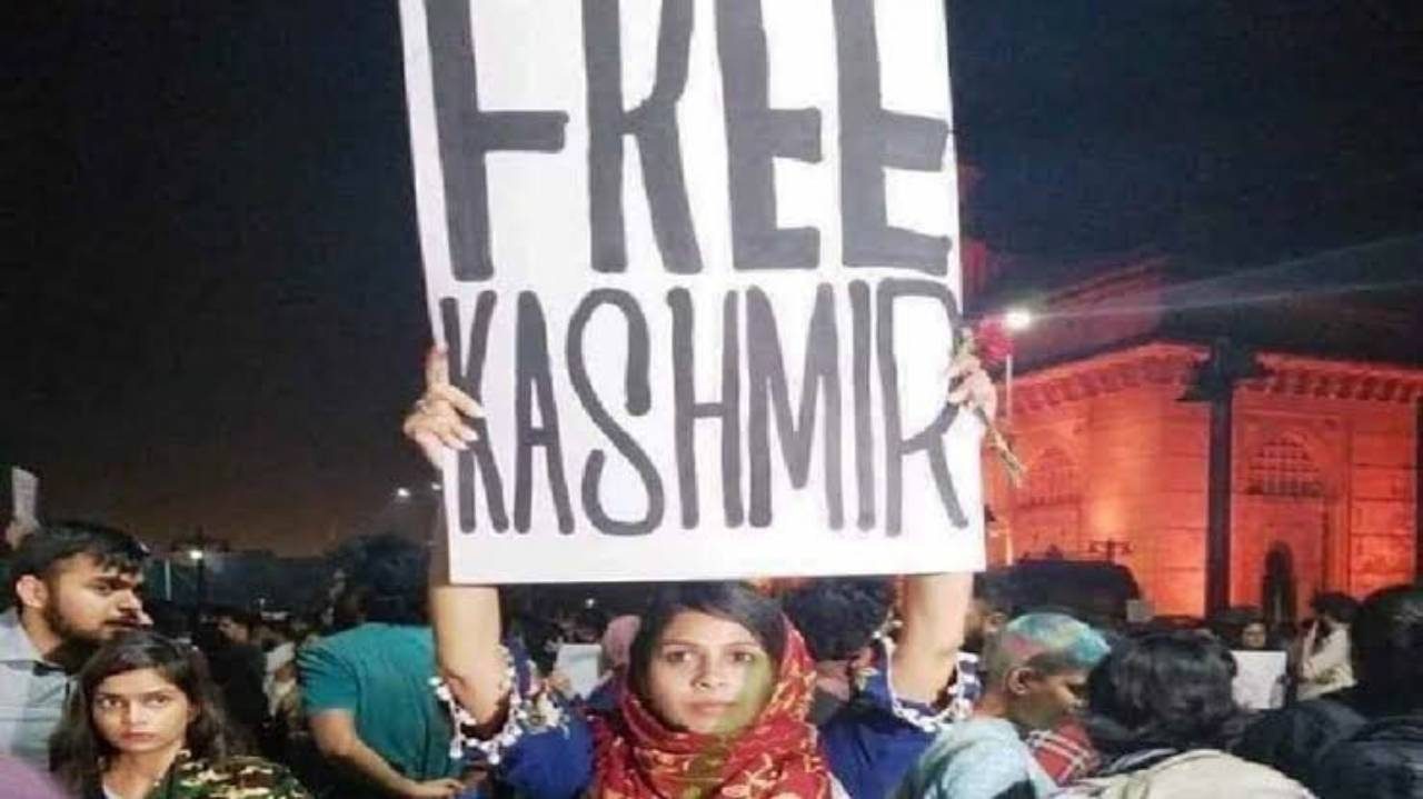 FIR lodged against Mumbai woman for carrying “Free Kashmir” placard in Gateway Protests