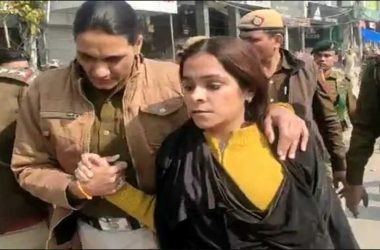 Shaheen Bagh woman protesters hands over Burqa-clad woman to police over suspicion