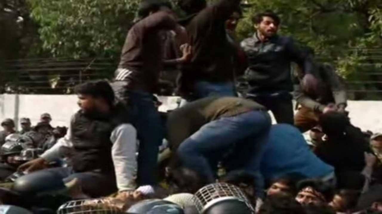 Security forces resort to lathicharge after Jamia Millia students march to Parliament