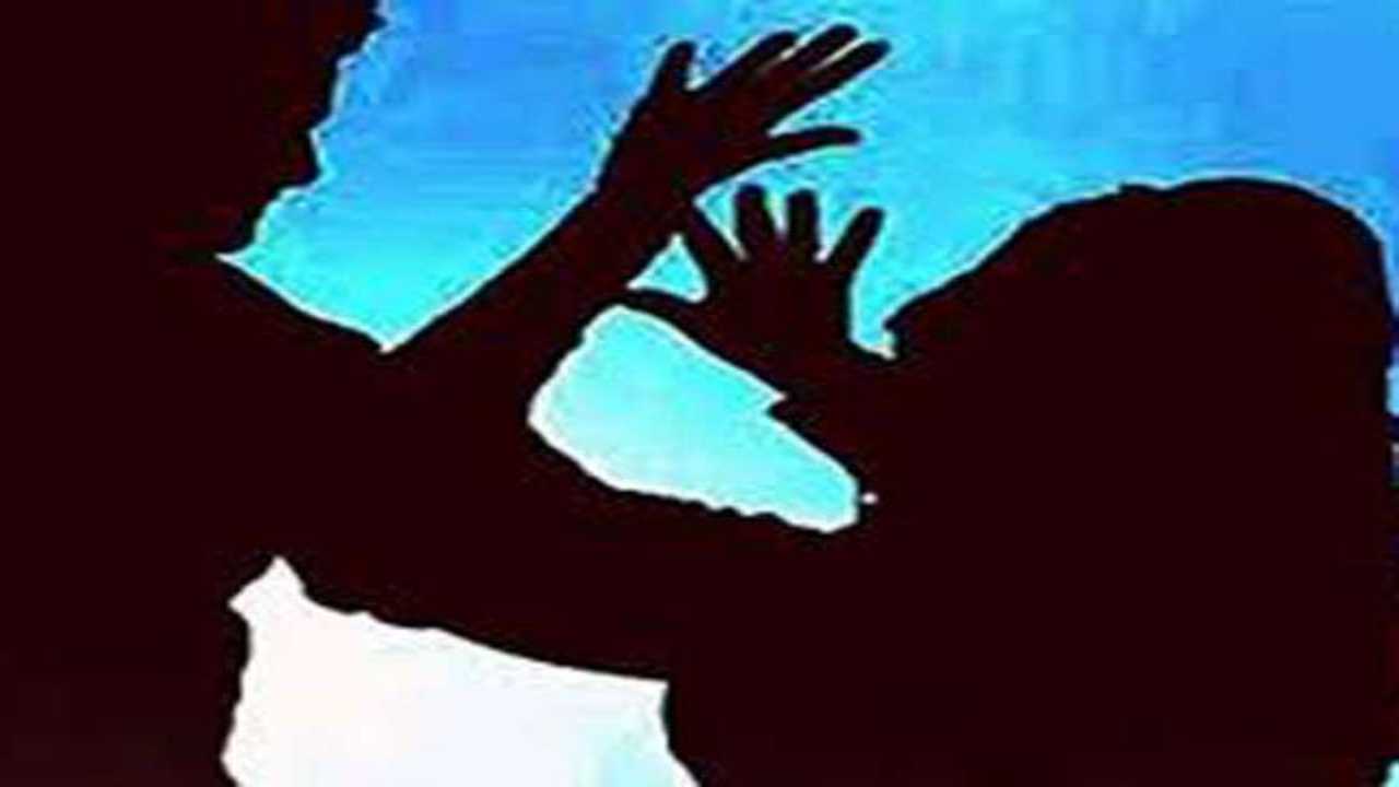 Chhattisgarh: Suspecting wife of having affair, man flees quarantine to spy; cuts off her hand