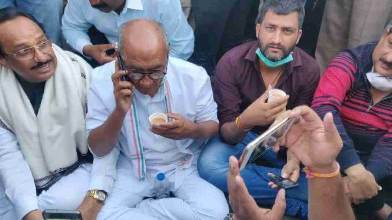 Congress leader Digvijaya Singh announces hunger strike after denied meeting with rebel Congress MLAs in Bengaluru