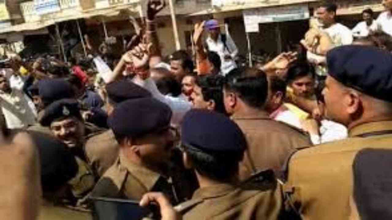 Dewas BJP MP Mahendra Singh Solanki arrested for showing black flag to Kamal Nath